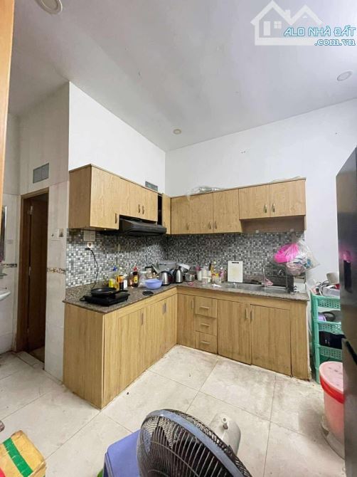 Nhà đẹp quận 10 4.5x8m 1 trệt 2 lầu sân thượng 4 phòng ngủ — ảnh 4