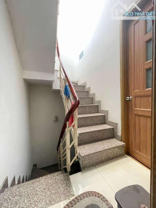Nhà đẹp quận 10 4.5x8m 1 trệt 2 lầu sân thượng 4 phòng ngủ — ảnh 5