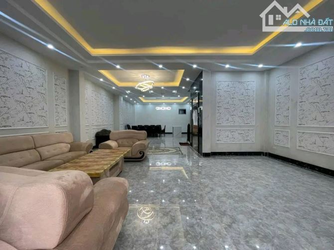BÁN NHÀ PHỐ NGUYỄN VĂN CỪ LONG BIÊN 30 TỶ DT 135M2 MT 8M 5T THANG MÁY Ô TÔ KINH DOANH GẦN — ảnh 2