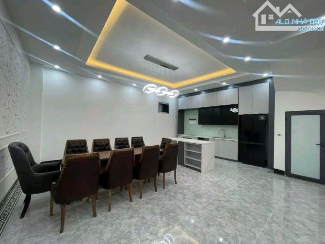 BÁN NHÀ PHỐ NGUYỄN VĂN CỪ LONG BIÊN 30 TỶ DT 135M2 MT 8M 5T THANG MÁY Ô TÔ KINH DOANH GẦN — ảnh 4