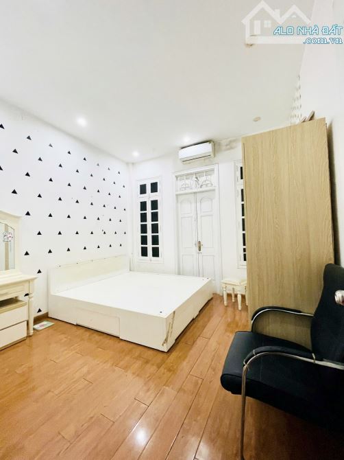 Giảm 2 tỷ Nhà Xuân Thuỷ Ngõ thông ô tô,Kinh Doanh sầm uất ngày đêm,2 mặt thoáng,Chỉ 16tỷ. — ảnh 2
