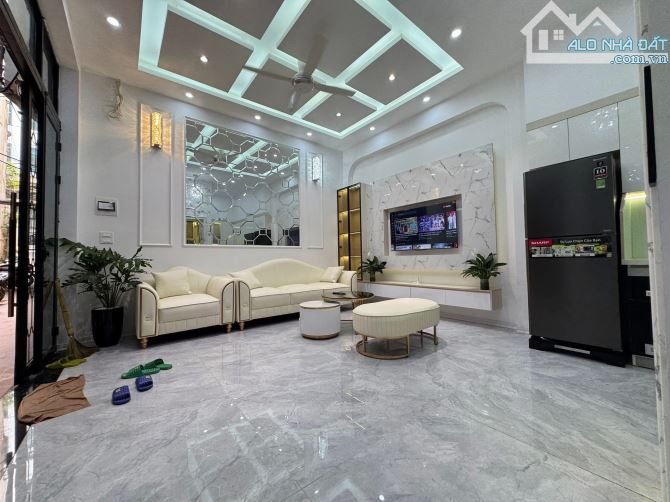 11TỶ. BÁN NHANH NHÀ PHỐ XUÂN THUỶ 38m2*7T THANG MÁY NGÕ THÔNG 10m OTO RA PHỐ — ảnh 2