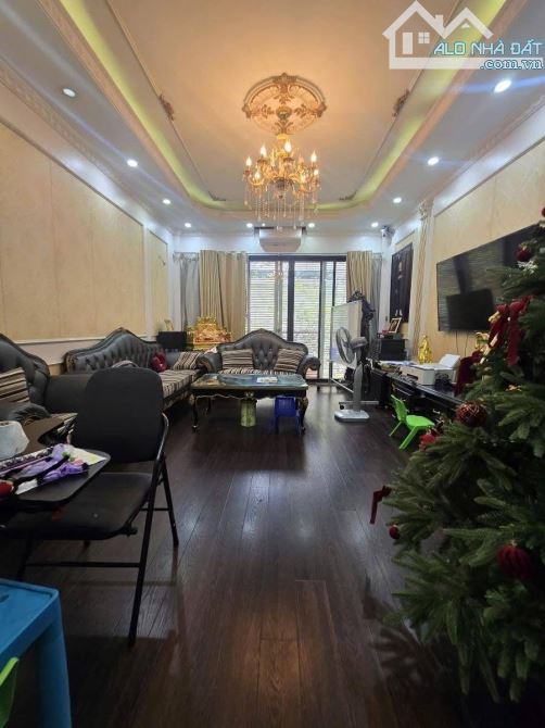 BÁN NHÀ PHỐ NGUYỄN KHÁNH TOÀN NGÕ THÔNG PHÂN LÔ OTO DT40m*5TẦNG 2 MẶT THOÁNG. CHỈ 10.x TỶ — ảnh 2