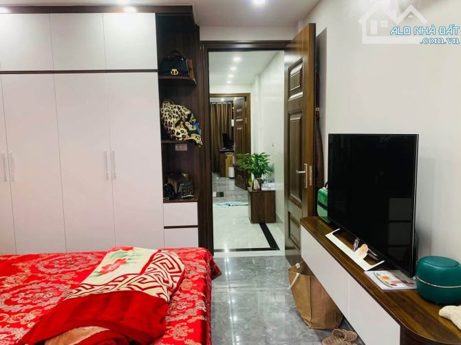BÁN NHÀ PHỐ NGUYỄN KHÁNH TOÀN NGÕ THÔNG PHÂN LÔ OTO DT40m*5TẦNG 2 MẶT THOÁNG. CHỈ 10.x TỶ — ảnh 3